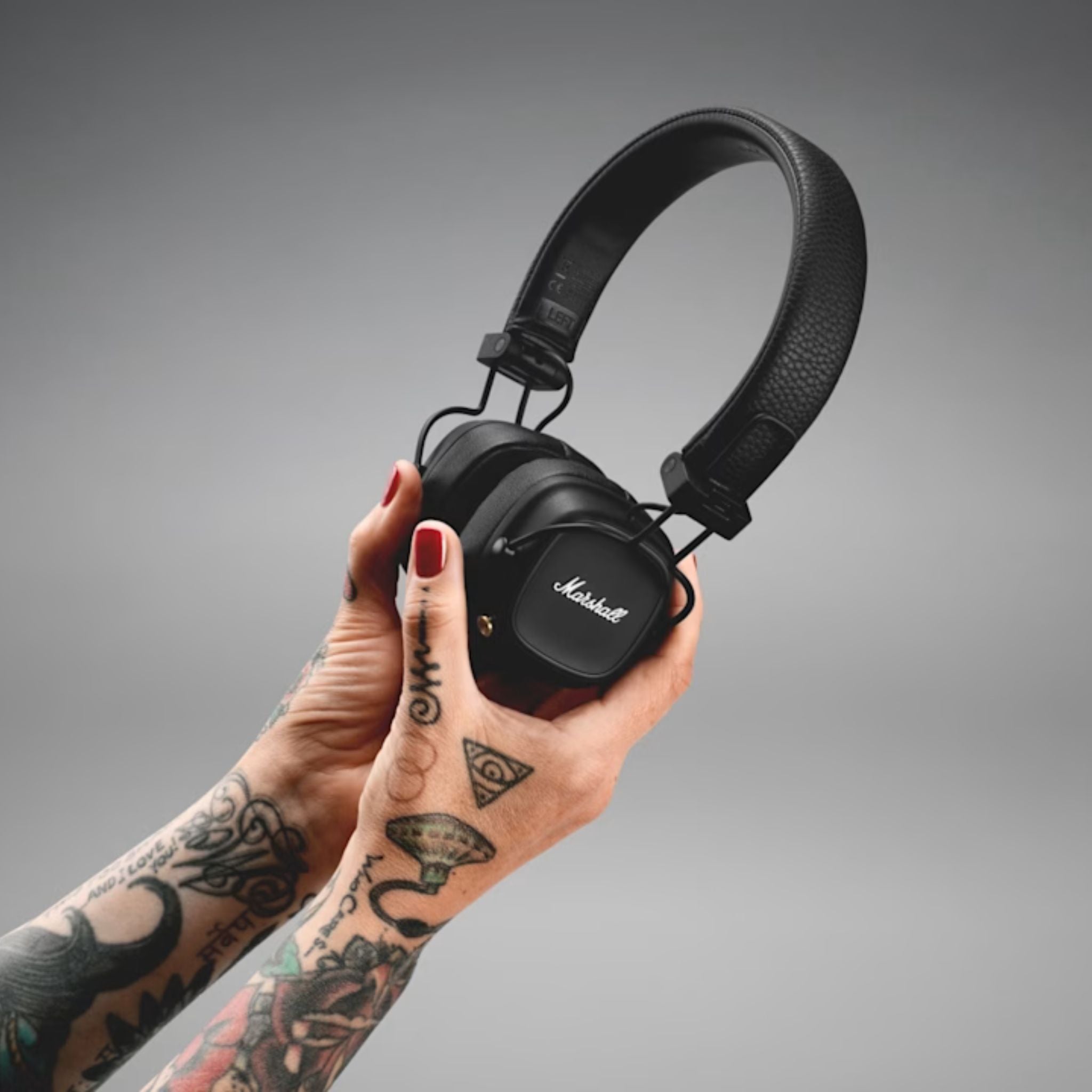 Marshall Major IV On-Ear Wireless Headphones, Foldable Design, 80 Hours of Wireless Play Time, Bluetooth Multipoint Connectivity, Fast & Wireless Charging, Bluetooth Version 5.0, 3 Hours Charging Time, 10 m Bluetooth Range - Black